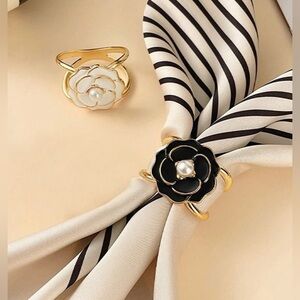 🖤🤍 Last Set 🤍🖤 New  🖤🤍  Set Of 2 Camilla Flower Scarf Rings 🖤🤍